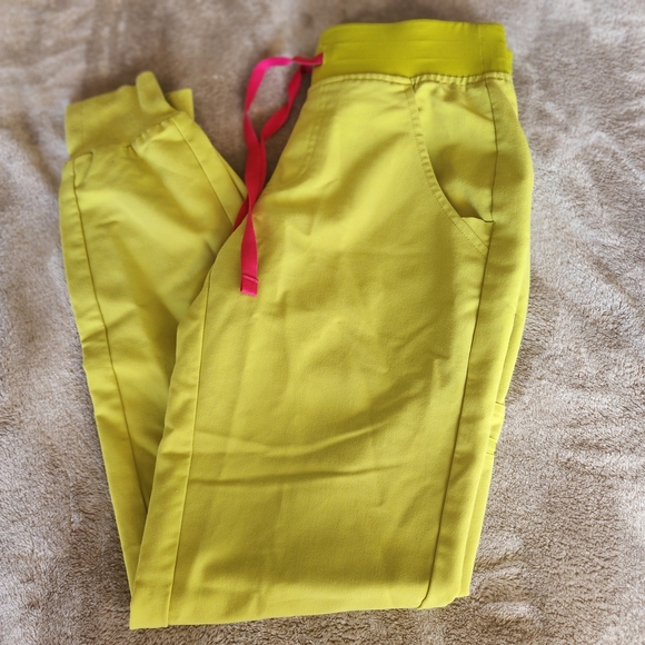 Figs Zamora Cargo Jogger Scrubs in Yellow with Pink Drawstring Size XXS - Picture 2 of 5